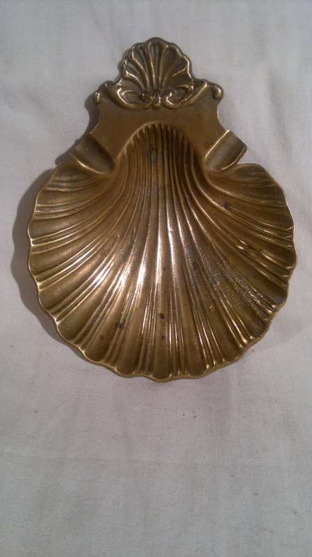 Wow A Vintage collectible heavy Brass cast Shell for that special elegaint guest barthroom