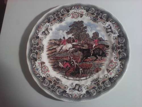 For the collector. Made by " Churchill " a 255mm wall plate called "Full Cry" in good condition.