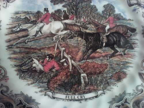 For the collector. Made by " Churchill " a 255mm wall plate called "Full Cry" in good condition.