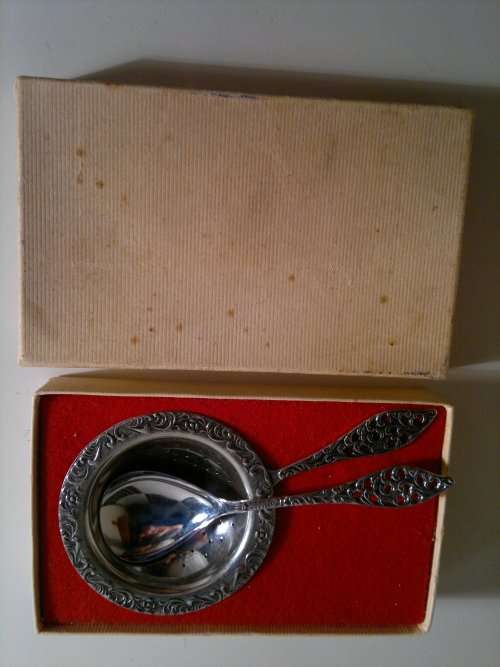 Vintage "Eetrite-Holland" Boxed Tea Sieve & Sugar Spoon with instructions.In good used condition.