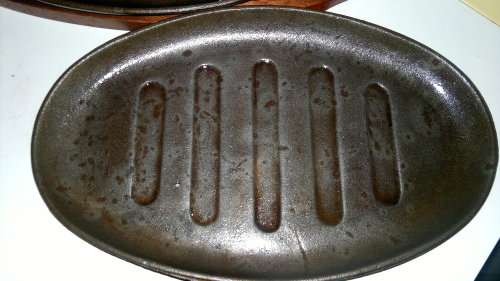 Vintage. 6 Cast Iron on wooden bases Stake Plates. Ideal for the family braai. Sold as used s/hand.