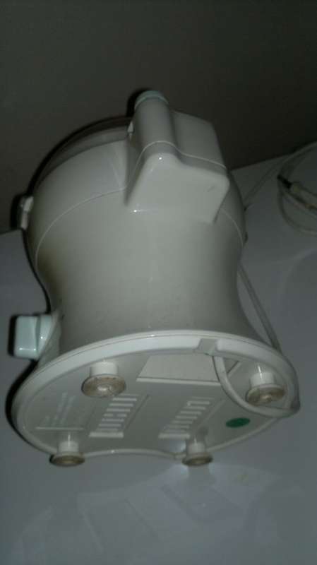 A Old but clean "Kenwood" Shredder/Juicer. Working 100%. Ideal for the kitchen. Sold as second hand.