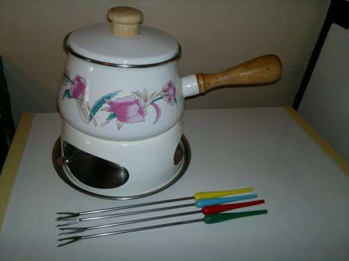 Awe Vintage almost new complete and clean Fondue set and plus 6 Forks.Ideal for that family party.