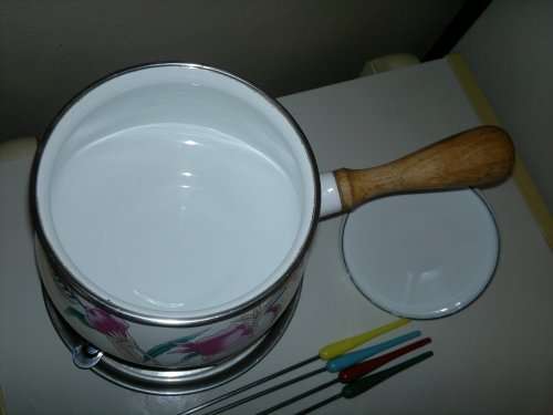 Awe Vintage almost new complete and clean Fondue set and plus 6 Forks.Ideal for that family party.