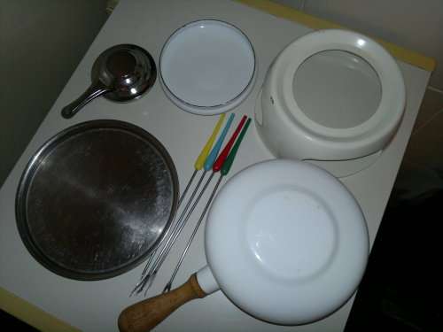 Awe Vintage almost new complete and clean Fondue set and plus 6 Forks.Ideal for that family party.