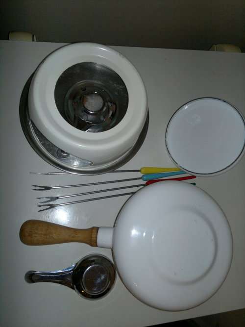 Awe Vintage almost new complete and clean Fondue set and plus 6 Forks.Ideal for that family party.