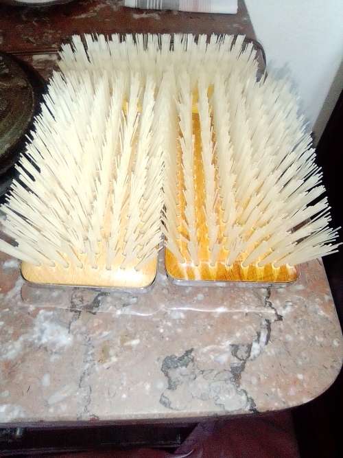 Gillette slim twist No S1 year 1972 England Butterfly razor plus Gentleman`s traveling grooming set.