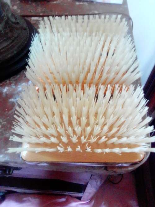 Gillette slim twist No S1 year 1972 England Butterfly razor plus Gentleman`s traveling grooming set.