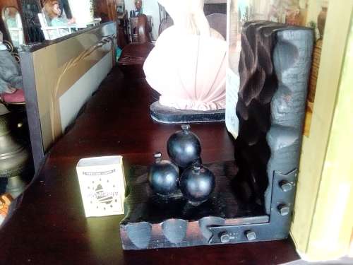 A Man Cave special.Cannon on the one side and the 4 powder Ball`s on the other Bookends.