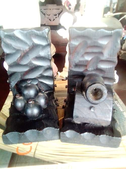 A Man Cave special.Cannon on the one side and the 4 powder Ball`s on the other Bookends.