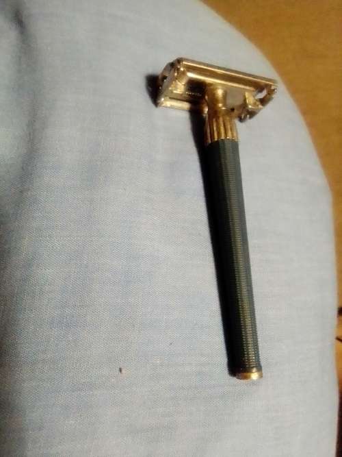 Gillette slim twist No S1 year 1972 England Butterfly razor plus Gentleman`s traveling grooming set.