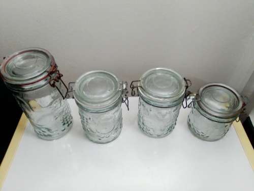 4  x matching Preserve bottle`s with wire lock lid`s and fruit patrons. No Chips or Cracks.