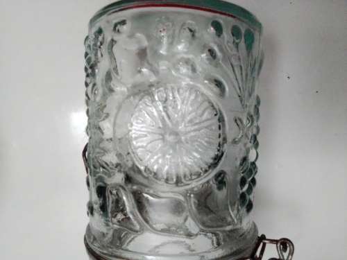 4  x matching Preserve bottle`s with wire lock lid`s and fruit patrons. No Chips or Cracks.