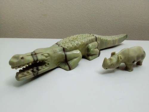 Awesome detailed set of Crocodile and Rino in green and in solid Onyx stone. 4 figurine`s.