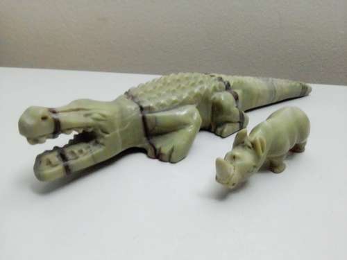 Awesome detailed set of Crocodile and Rino in green and in solid Onyx stone. 4 figurine`s.