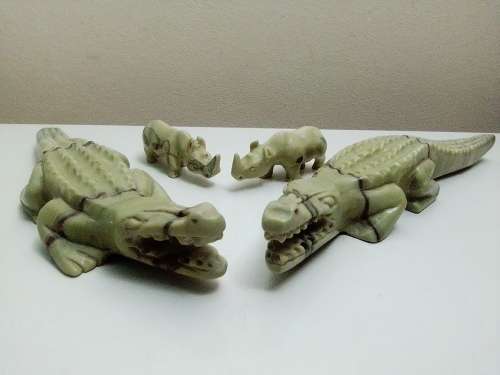 Awesome detailed set of Crocodile and Rino in green and in solid Onyx stone. 4 figurine`s.