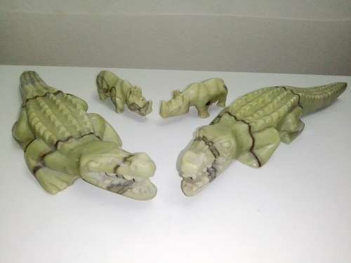 Awesome detailed set of Crocodile and Rino in green and in solid Onyx stone. 4 figurine`s.