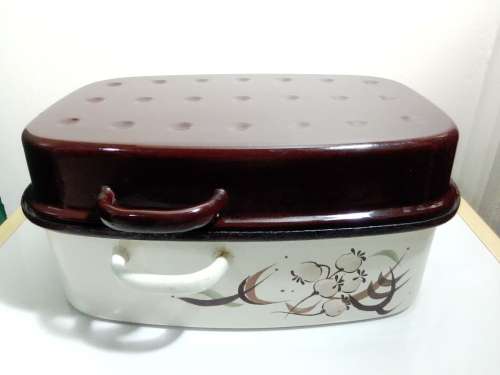 1970`s Pointerwear Brown Enamel Roast Pot.This Roaster is in good condition. Cream Pan with Flowers