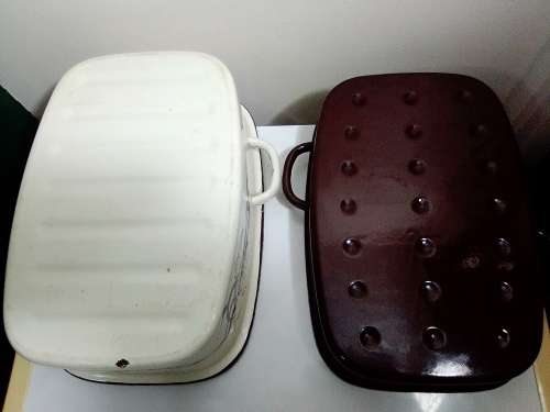 1970`s Pointerwear Brown Enamel Roast Pot.This Roaster is in good condition. Cream Pan with Flowers