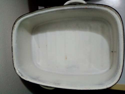 1970`s Pointerwear Brown Enamel Roast Pot.This Roaster is in good condition. Cream Pan with Flowers