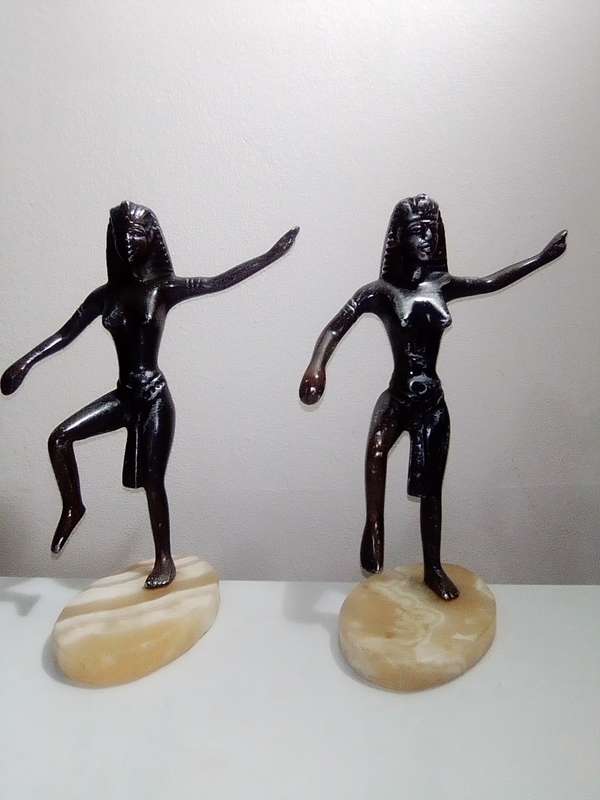 Collector Cleopatras metal vintage statue draped STRIPED HEADCLOTH OR NEMES WHICH WAS WORN BY RULERS