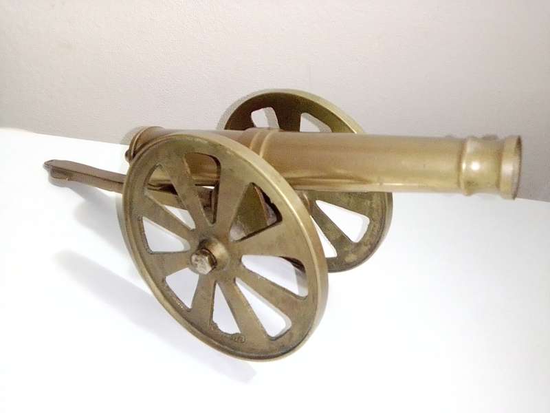 A Impressive Very Heavy Solid Brass Canon` Made by `LEONARD` Size : 30cm long x 8cm wide.