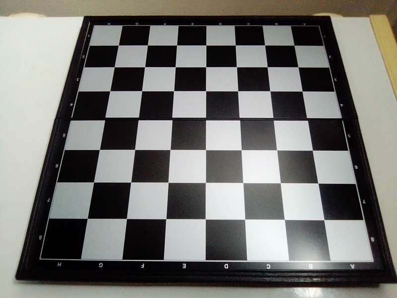 A pleasure for the kids. A Traveling magnetic Chess boxed set