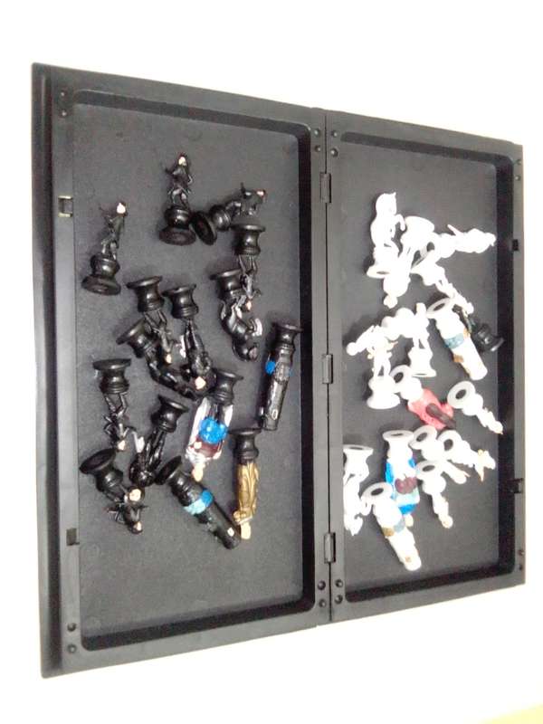 A pleasure for the kids. A Traveling magnetic Chess boxed set