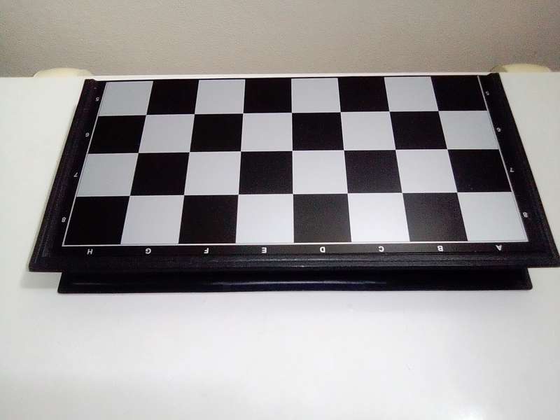 A pleasure for the kids. A Traveling magnetic Chess boxed set