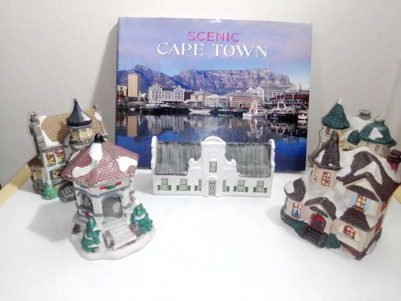 4 x Cobblestone Corners 2001/2 Houses and a book about Cape Town history.