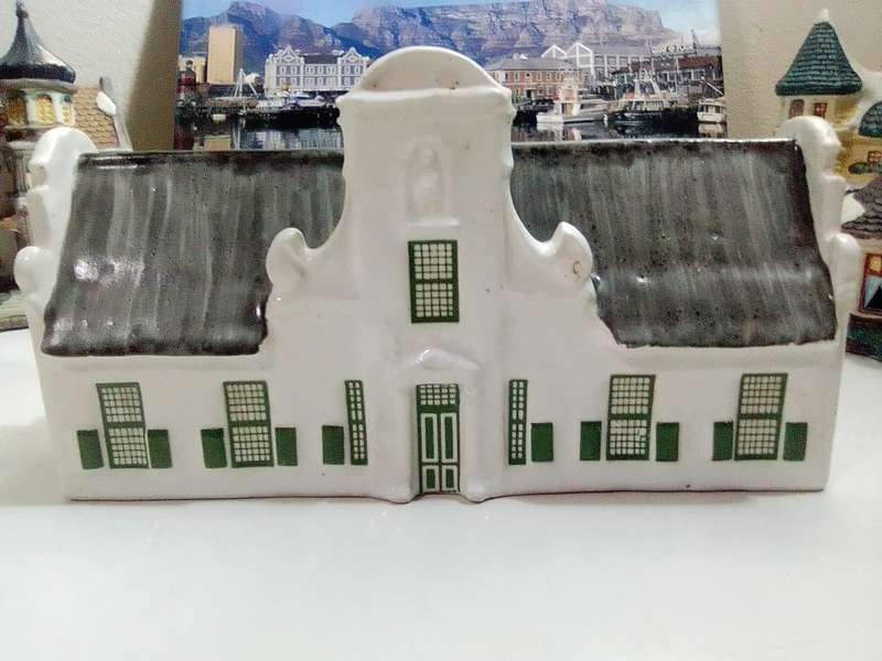 4 x Cobblestone Corners 2001/2 Houses and a book about Cape Town history.