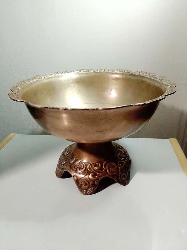 A Impressive Vintage heavy brass Bowl Centre piece made in` Korea` a elegant display for a home.