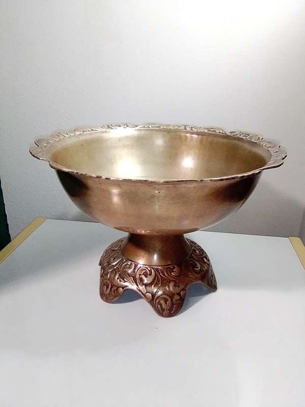A Impressive Vintage heavy brass Bowl Centre piece made in` Korea` a elegant display for a home.