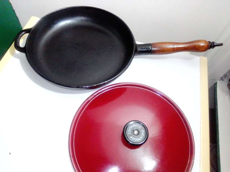 Vintage cast iron Cookwell Red enamel lidded long handle 26` Fry pan in good secondhand condition.