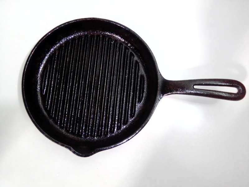 A vintage well-seasoned cast iron Grid and handled Fry pan 1.6Kg.