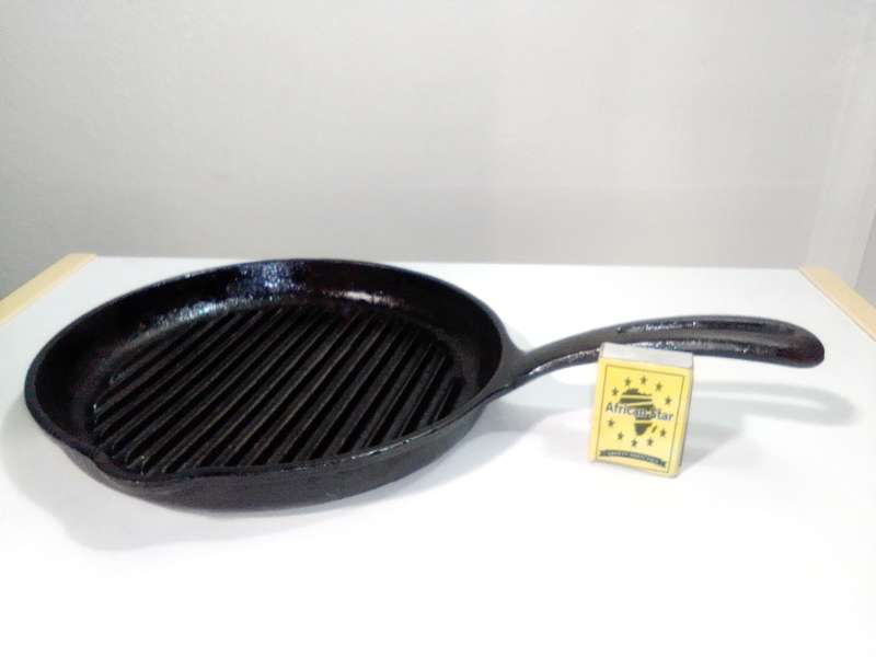 A vintage well-seasoned cast iron Grid and handled Fry pan 1.6Kg.