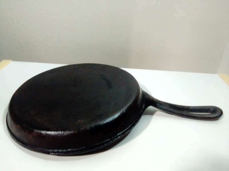 A vintage well-seasoned cast iron Grid and handled Fry pan 1.6Kg.