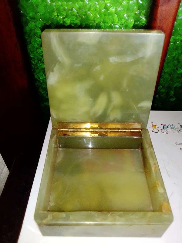 A Vintage heavy solid Onyx green Marble jewelry box hinged lid.