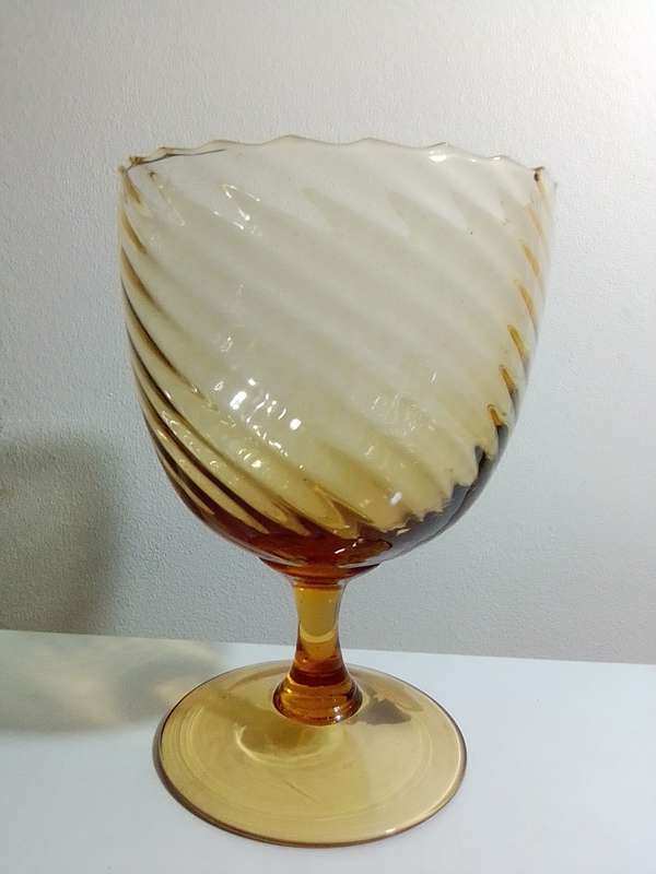 A beautiful vintage Amber venetian twisted vase ` Balboa Italy`. No chips or cracks