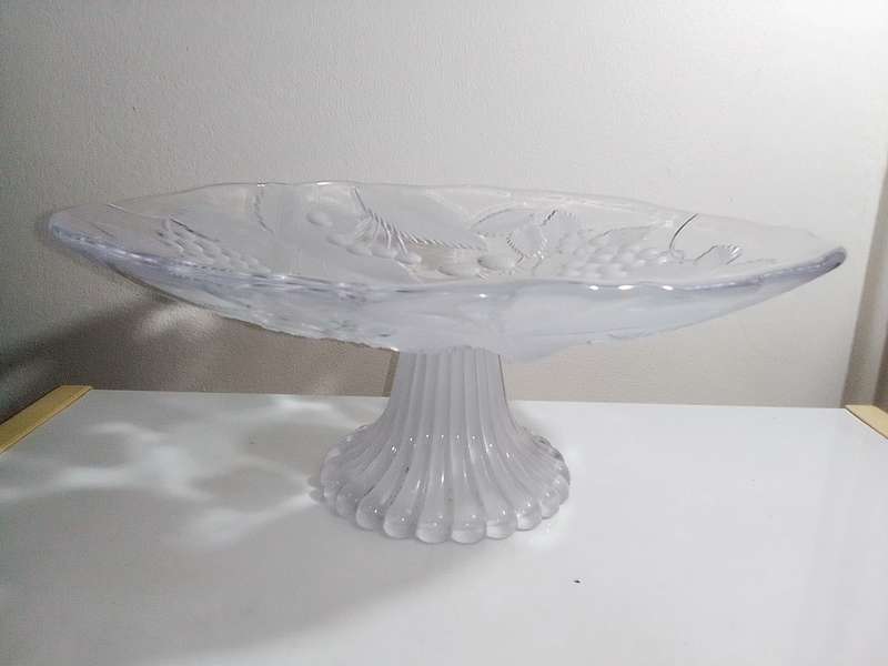 Beautiful frosted glass Footed Fruit/server/bowl Japan ` Soga `grape, strawberry, blackberry motifs.