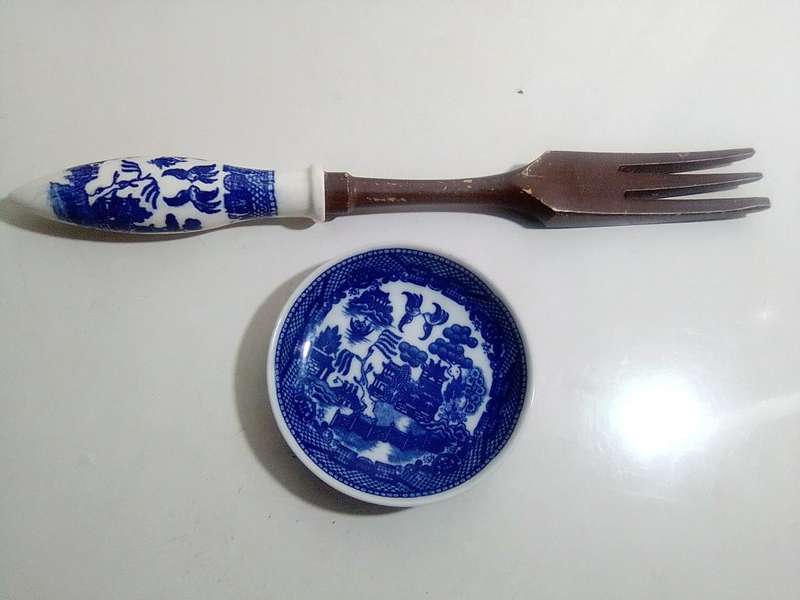 Awesome A Vintage blue & white in the Delft Blue style porcelain lot. No Chips or Cracks.