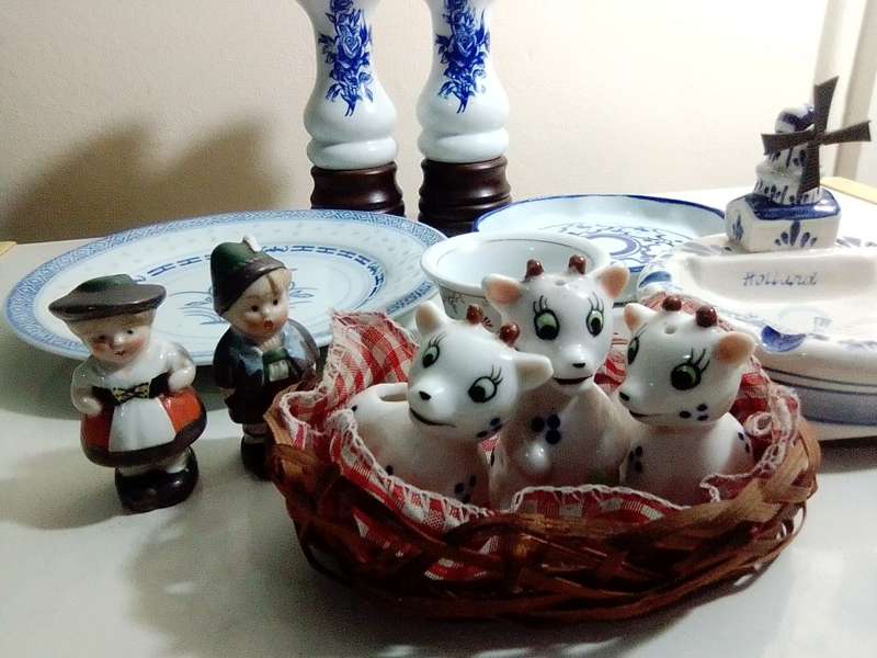 12 Vintage items. A Ceramic collection of collectible items. Mizunko tea cup.