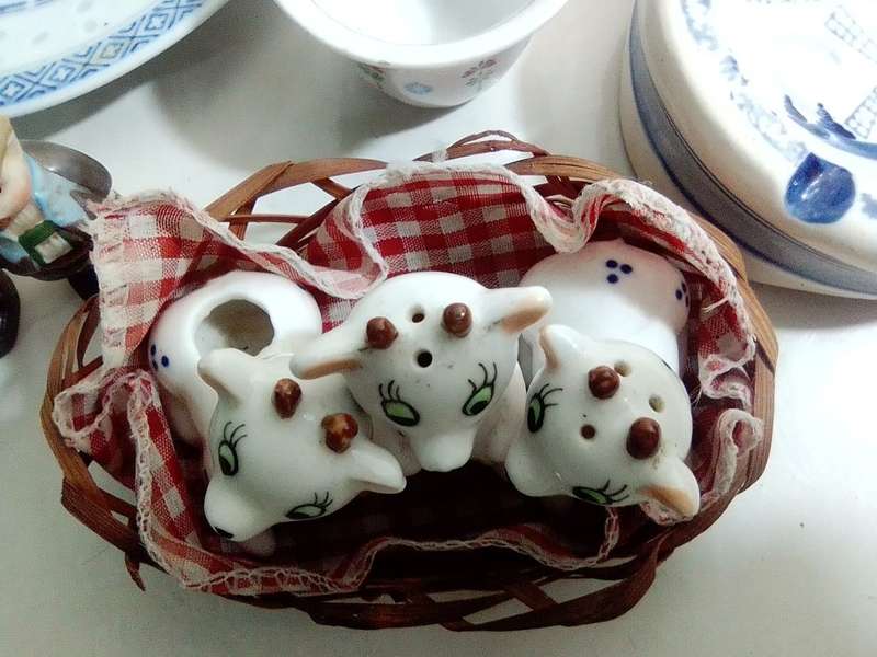 12 Vintage items. A Ceramic collection of collectible items. Mizunko tea cup.
