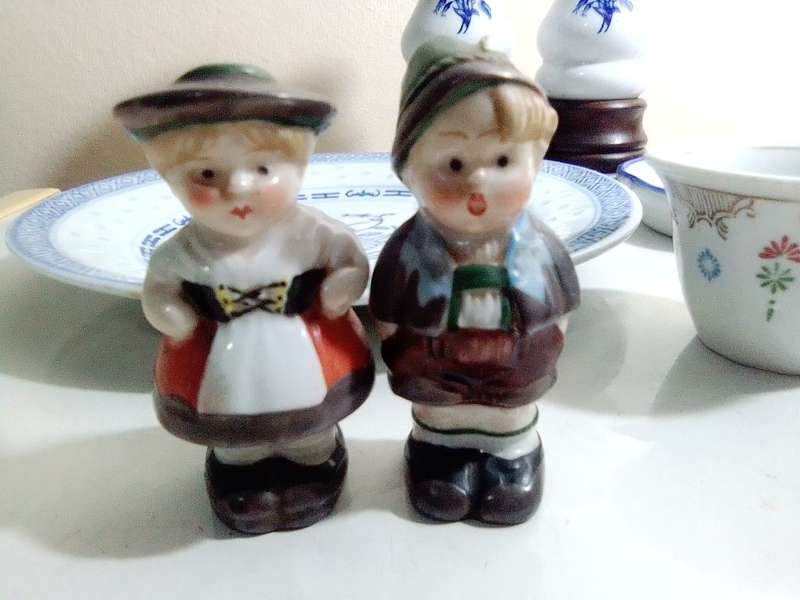 12 Vintage items. A Ceramic collection of collectible items. Mizunko tea cup.