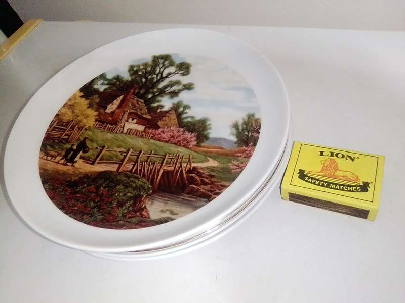 5 plates. Continental/Constantia wall plates as a set. 2 rim`s are Gold Gilded.