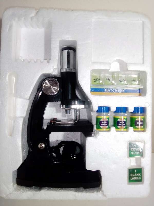 A Microscope with 3 powers 100x400x900x. A Beginner Children Student Educational Toy Gift Microscope