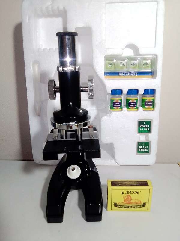 A Microscope with 3 powers 100x400x900x. A Beginner Children Student Educational Toy Gift Microscope
