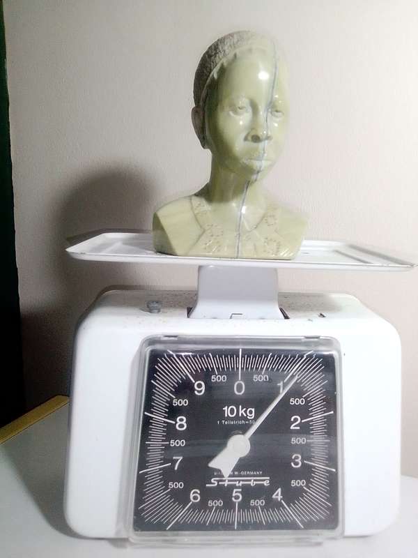 A exquisitely hand carved Jade green African bust by artist Willis Nxumalo from KZN in RSA.   1.1Kgs