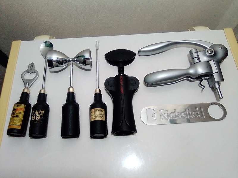 Vintage Bar Items. Richelieu, Afrox+Hand held Wine cork puller, White Horse, Vat 69, Black&White