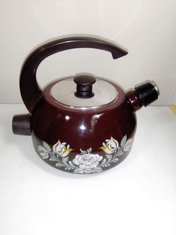 A Vintage Brown Whistling Enamel working "Hendlers" make manual 3Lt electric 230V Kettle on 3 Feet.